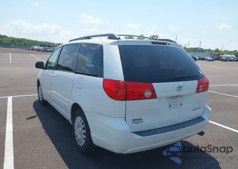 2010 Toyota Sienna Le z USA, uszkodzony, nr VIN 5TDKK4CC7AS308135